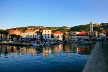 Jelsa - centrum města, ostrov Hvar, Chorvatsko