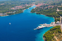 Stari Grad - Starigradský záliv a trajekt, ostrov Hvar, Chorvatsko
