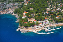 Sveta Nedjelja, letecký pohled - přístav a restaurace Bilo Idro, ostrov Hvar, Chorvatsko