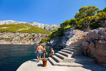 Sveta Nedjelja - betonové molo na ostrůvku s borovicí, ostrov Hvar, Chorvatsko
