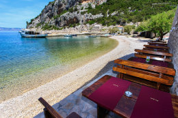Vela Stiniva - restaurace u pláže, ostrov Hvar, Chorvatsko 