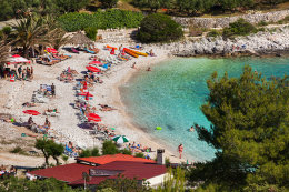 Hvar - pláž, ostrov Hvar, Chorvatsko