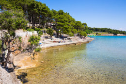 Jelsa - betonová pláž v zátoce Mina, ostrov Hvar, Chorvatsko