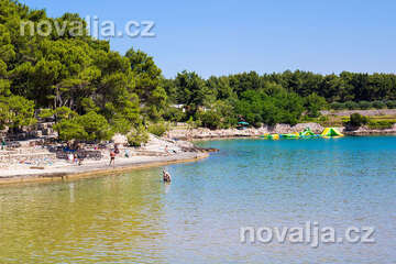 Jelsa - betonová pláž v zátoce Mina, ostrov Hvar, Chorvatsko