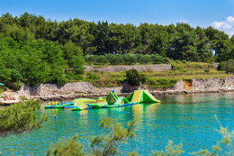 Jelsa - nafukovací skluzavky v zátoce Mina, ostrov Hvar, Chorvatsko