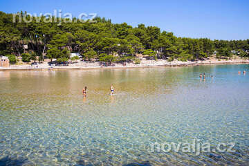 Jelsa - koupání v zátoce Mina, ostrov Hvar, Chorvatsko