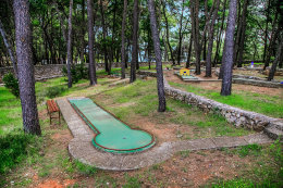 Jelsa - minigolf u pláže Mina, ostrov Hvar, Chorvatsko