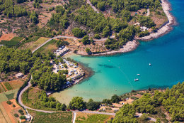 Jelsa - zátoky Malo a Velo Grebišće s písečným dnem - letecký pohled, ostrov Hvar, Chorvatsko