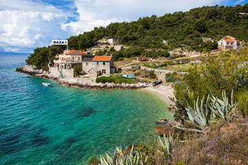 Jižní zátoky ostrova Hvar - zátoka s domem Oaza I, Chorvatsko