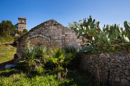 Ostrov Ščedro - pozůstatky kláštera v zátoce Manastir, Chorvatsko