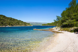 Ostrov Šćedro - pláž v zátoce Manastir, Chorvatsko