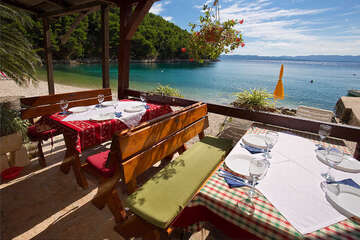 Restaurace v jižní zátoce u domů Plaža a Meri, ostrov Hvar, Chorvatsko