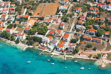 Stará Novalja - letecký pohled, ostrov Pag, Chorvatsko