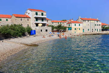 Pláž Zastivonje, Postira, ostrov Brač, Chorvatsko