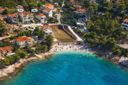 Postira - letecký pohled na pláž Molo Lozna, ostrov Brač, Chorvatsko
