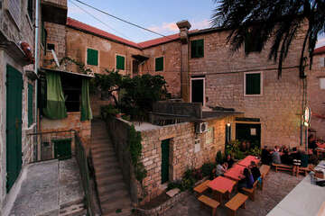 Postira, ostrov Brač, Chorvatsko