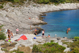 Sumartin - pláž přístupná také pro invalidy, ostrov Brač, Chorvatsko