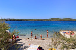 Letovisko Milna - pláž, ostrov Brač, Chorvatsko