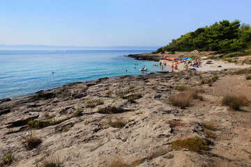 Sumartin - přírodní oblázková pláž Sveti Rok, ostrov Brač, Chorvatsko