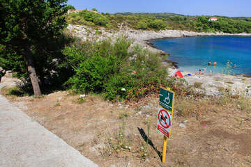 Sumartin - pláž přístupná také pro invalidy, ostrov Brač, Chorvatsko