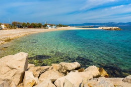 Supetar - oblázková pláž Vrilo, ostrov Brač, Chorvatsko