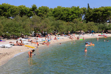 Supetar - oblázková pláž Banj, ostrov Brač, Chorvatsko