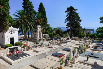 Supetar - hřbitov s náhrobky Ivana Rendiće, ostrov Brač, Chorvatsko