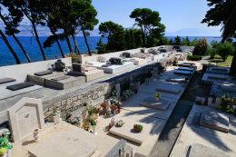 Supetar - místní hřbitov, ostrov Brač, Chorvatsko