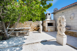 Donji Humac - kamenická a sochařská dílna Jakšić, ostrov Brač, Chorvatsko