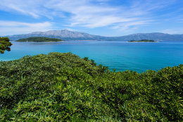 Pohled na ostrůvky kolem Lumbardy a Pelješac, ostrov Korčula, Chorvatsko