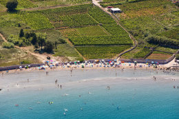 Lumbarda - písečná pláž Bilin Žal, ostrov Korčula, Chorvatsko