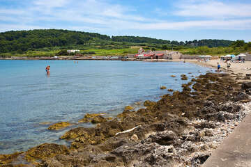 Lumbarda - písečná pláž Bilin Žal, ostrov Korčula, Chorvatsko