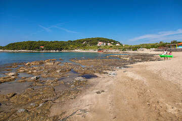 Lumbarda - písečná pláž Pržina, ostrov Korčula, Chorvatsko