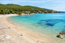 Prižba - písčitooblázková pláž Vela plaža na poloostrově Ratac, ostrov Korčula, Chorvatsko