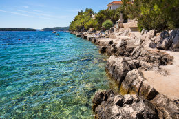 Karbuni - pobřeží, ostrov Korčula, Chorvatsko