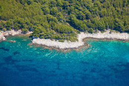 Pobřeží na východním okraji Karbuni je ideální na šnorchlování, ostrov Korčula, Chorvatsko