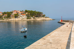 Prigradica - velké přístavní molo, ostrov Korčula