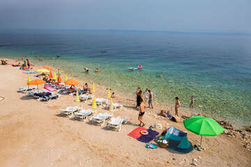 Prigradica - oblázková pláž v centru za velkým molem, ostrov Korčula, Chorvatsko