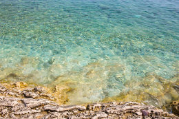 Prigradica - oblázková pláž v centru za velkým molem, ostrov Korčula, Chorvatsko