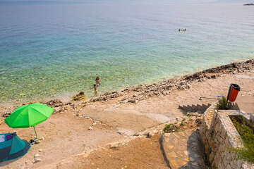 Prigradica - oblázková pláž v centru za velkým molem, ostrov Korčula, Chorvatsko