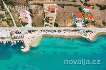 Dinjiška - letecký pohled, ostrov Pag, Chorvatsko