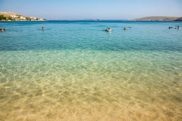 Vlašiči - písečná pláž v zátoce Modrá laguna, ostrov Pag, Chorvatsko