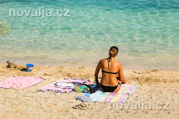 Vlašiči - písečná pláž v zátoce Modrá laguna, ostrov Pag, Chorvatsko