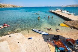Vlašiči - písečná pláž v zátoce Modrá laguna, ostrov Pag, Chorvatsko