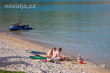 Baška - pláž Vela plaža, ostrov Krk, Chorvatsko