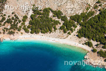 Baška - FKK pláž Vrženica (východně za Bunculukou), ostrov Krk, Chorvatsko
