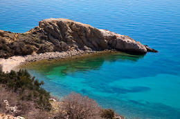 Romantická pláž cestou z Punatu na Starou Bašku, ostrov Krk, Chorvatsko