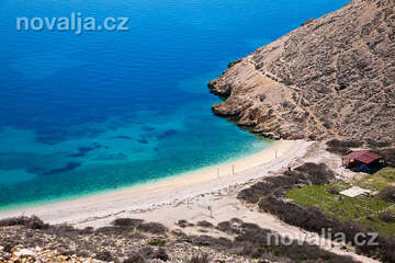 Romantická pláž cestou z Punatu na Starou Bašku, ostrov Krk, Chorvatsko