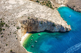 Pláže mezi Punatem a Starou Baškou, ostrov Krk, Chorvatsko
