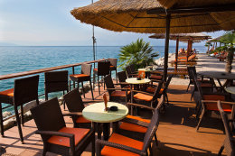 Njivice - kavárna na pláži, ostrov Krk, Chorvatsko